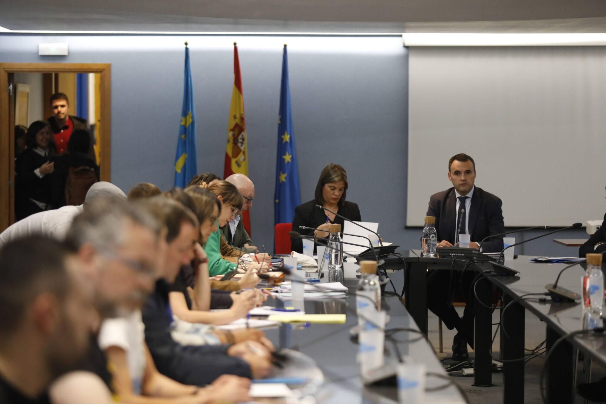 Cientos de profesores se concentran en Oviedo mientras Gobierno y sindicatos negocian.