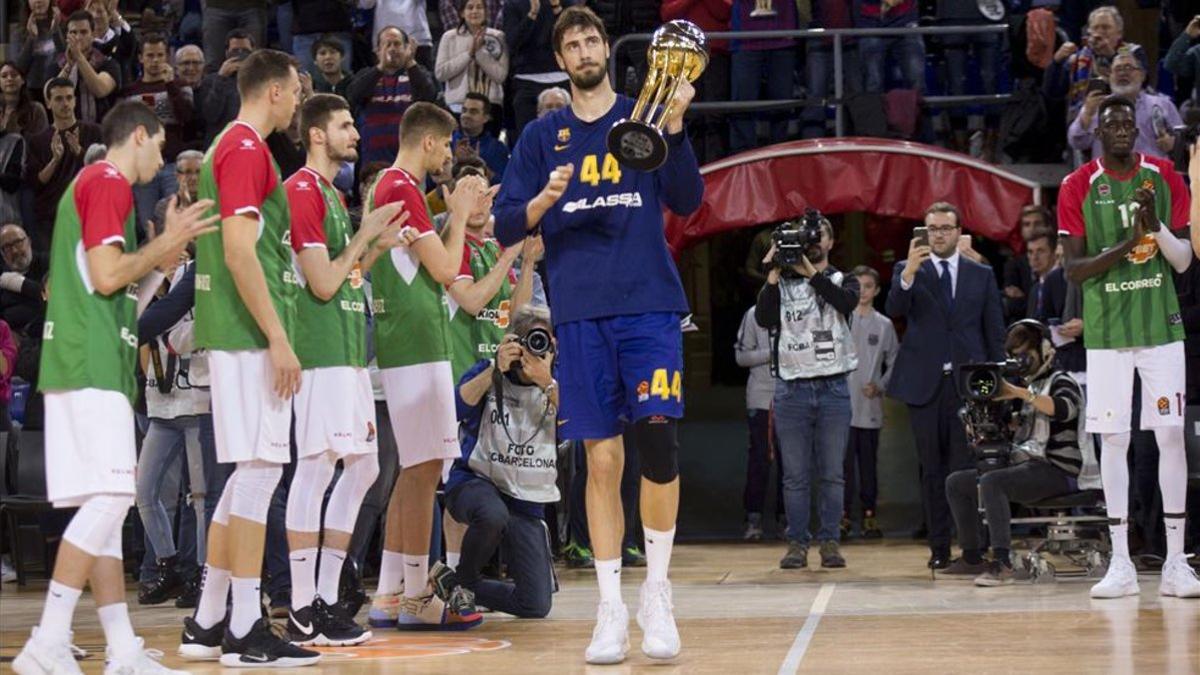 El Kirolbet Baskonia hizo el pasillo al Barça por el título de Copa