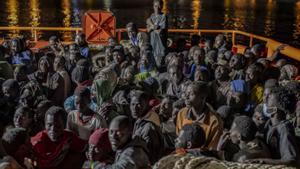 Espanya busca ubicar els migrants de les Canàries entre xocs polítics