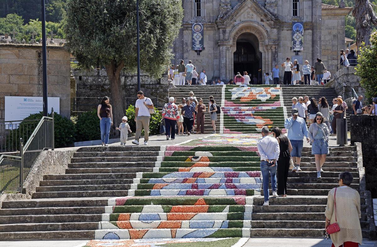 El Corpus Christi de Gondomar con su singular escalera floral El Corpus Christi de Gondomar con su singular escalera floral