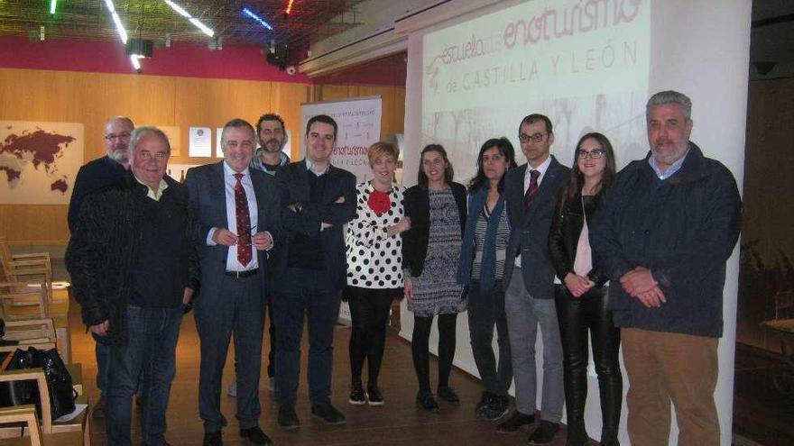 Responsables de la Escuela, alumnos y bodegueros de la zona, posan en una foto.