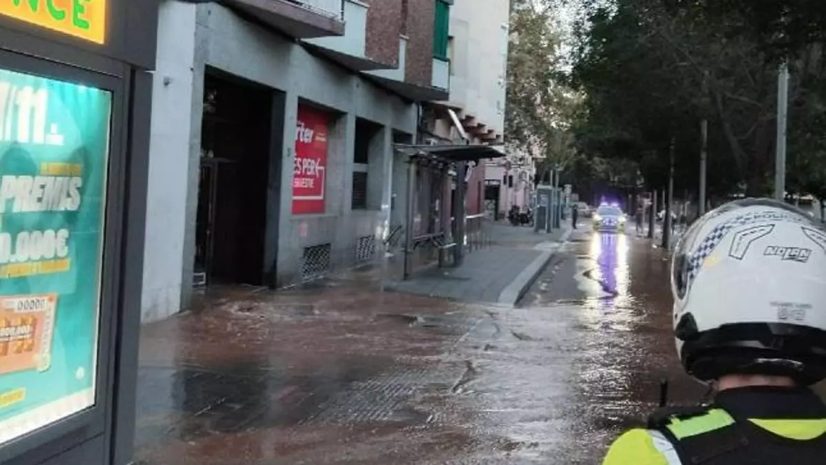 Una avería provoca cortes de agua en tres céntricas calles de Santa Coloma de Gramenet
