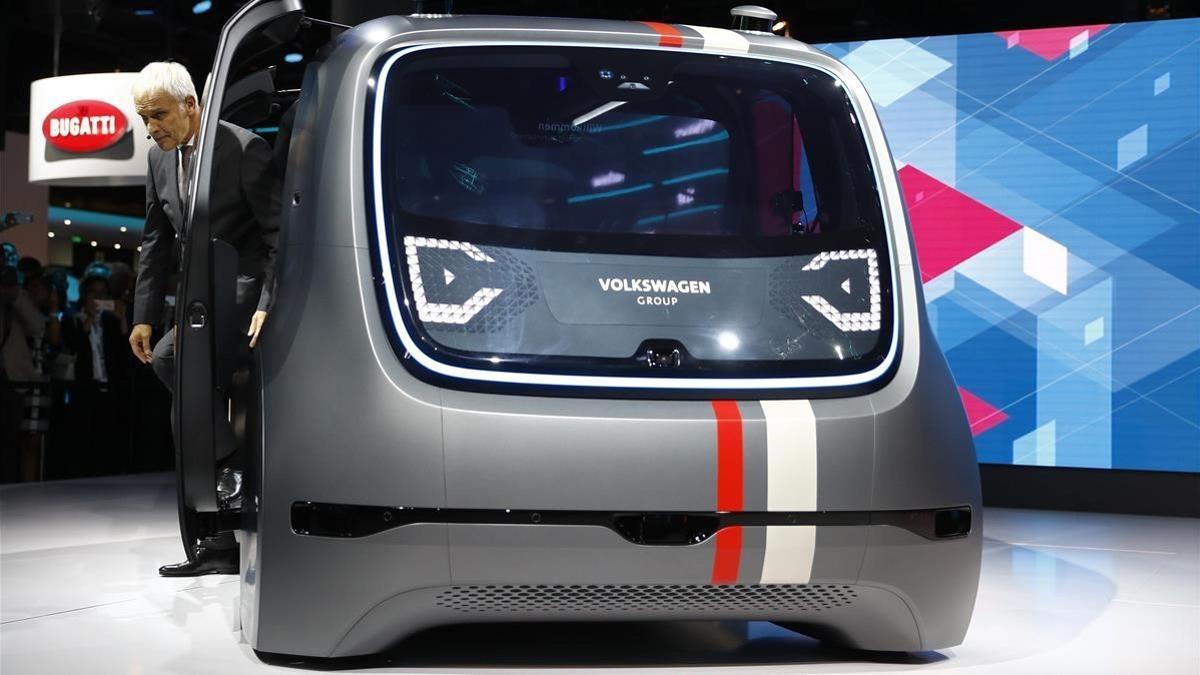 El consejero delegado de Volkswagen, Matthias Mueller, con uno de los nuevos vehículos eléctricos de la firma.