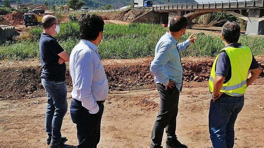 Isidre Gavín i Xavier Flores (amb camises clares), ahir davant del pont, durant la visita d&#039;obres