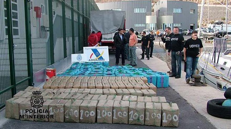 La droga intervenida en el velero en el puerto de Almería tras ser descargada.