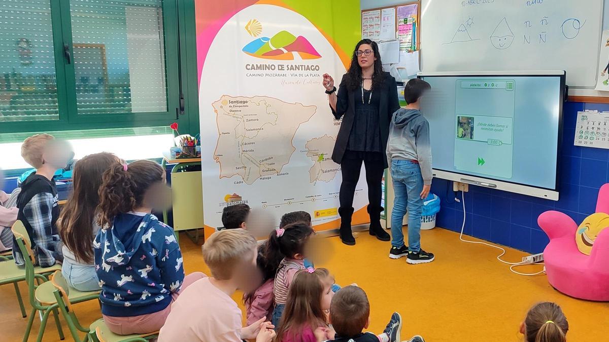 Amelia González, técnico de ADRI Palomares, dirige la jornada divulgativa