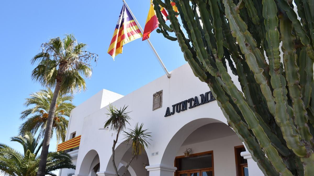 Fachada del Ayuntamiento de Sant Josep. César Navarro