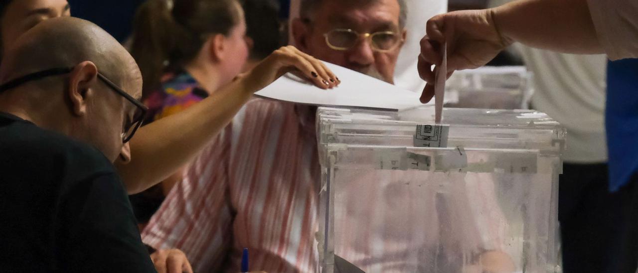 Los ciudadanos votan en un colegio electoral malagueño, durante las recientes elecciones municipales del 28 de mayo.