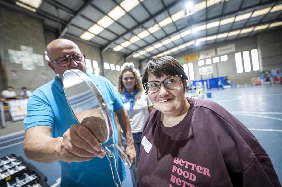 Una participante se prueba unas gafas en las revisiones de la oenegé Abre Sus Ojos, en Sant Adrià.