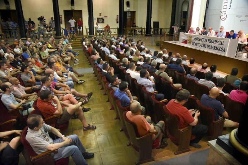 Las mejor imágenes de la jornada de movilización del taxi en Zaragoza