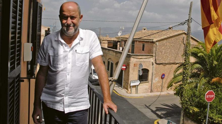 El alcalde, Joan Francesc Canyelles, apoyado en la barandilla del balcón de la Casa Consistorial, en sa Cabaneta.