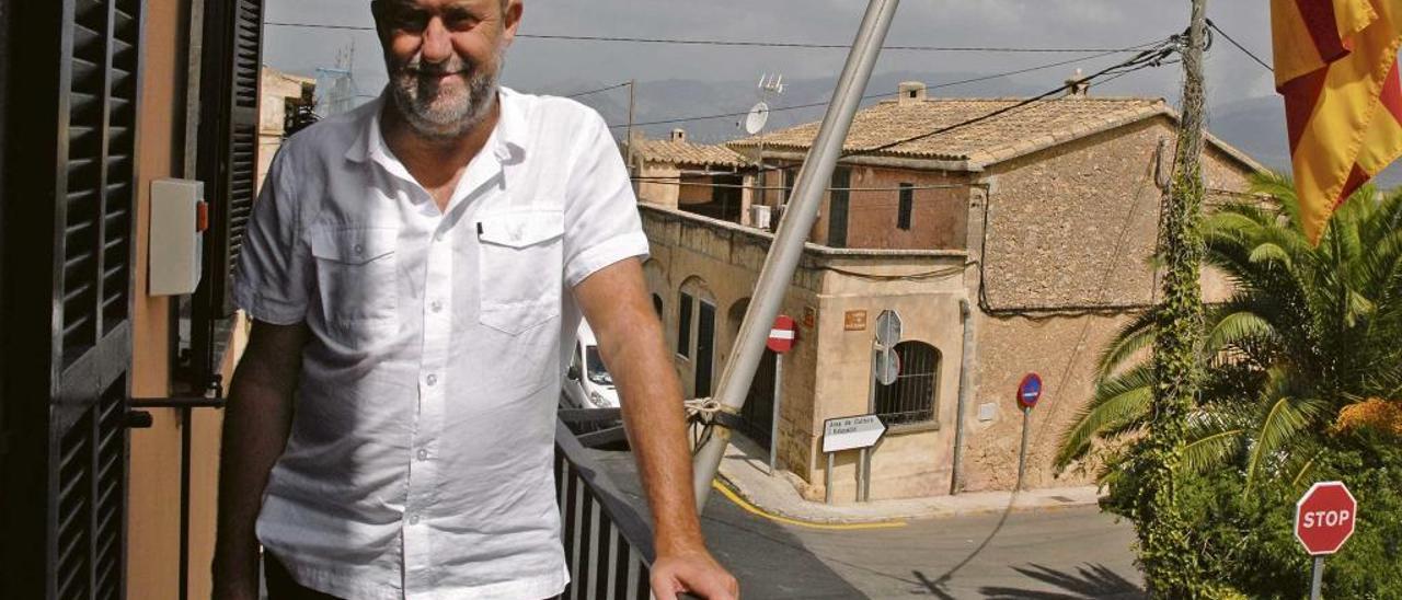 El alcalde, Joan Francesc Canyelles, apoyado en la barandilla del balcón de la Casa Consistorial, en sa Cabaneta.