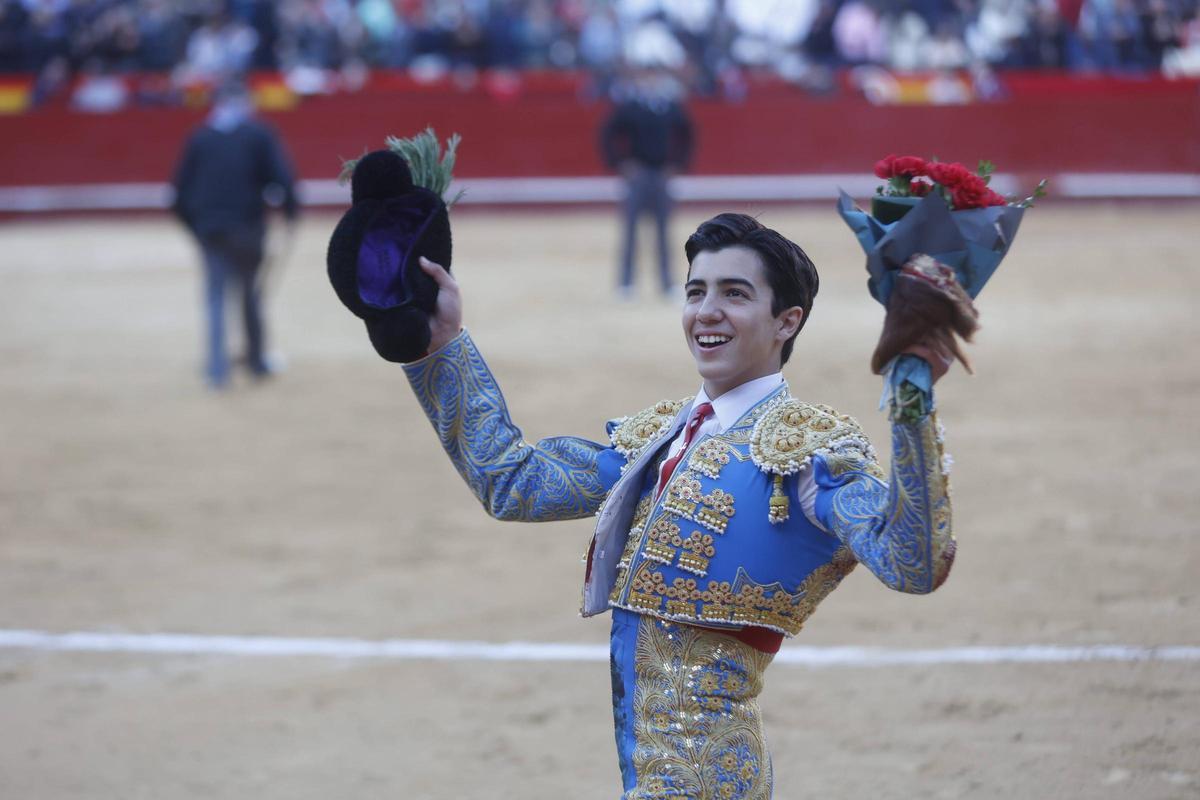 Tarde de toros de Santiago Domecq en la Feria de Fallas con Perera, Víctor Hernández y Marco Pérez