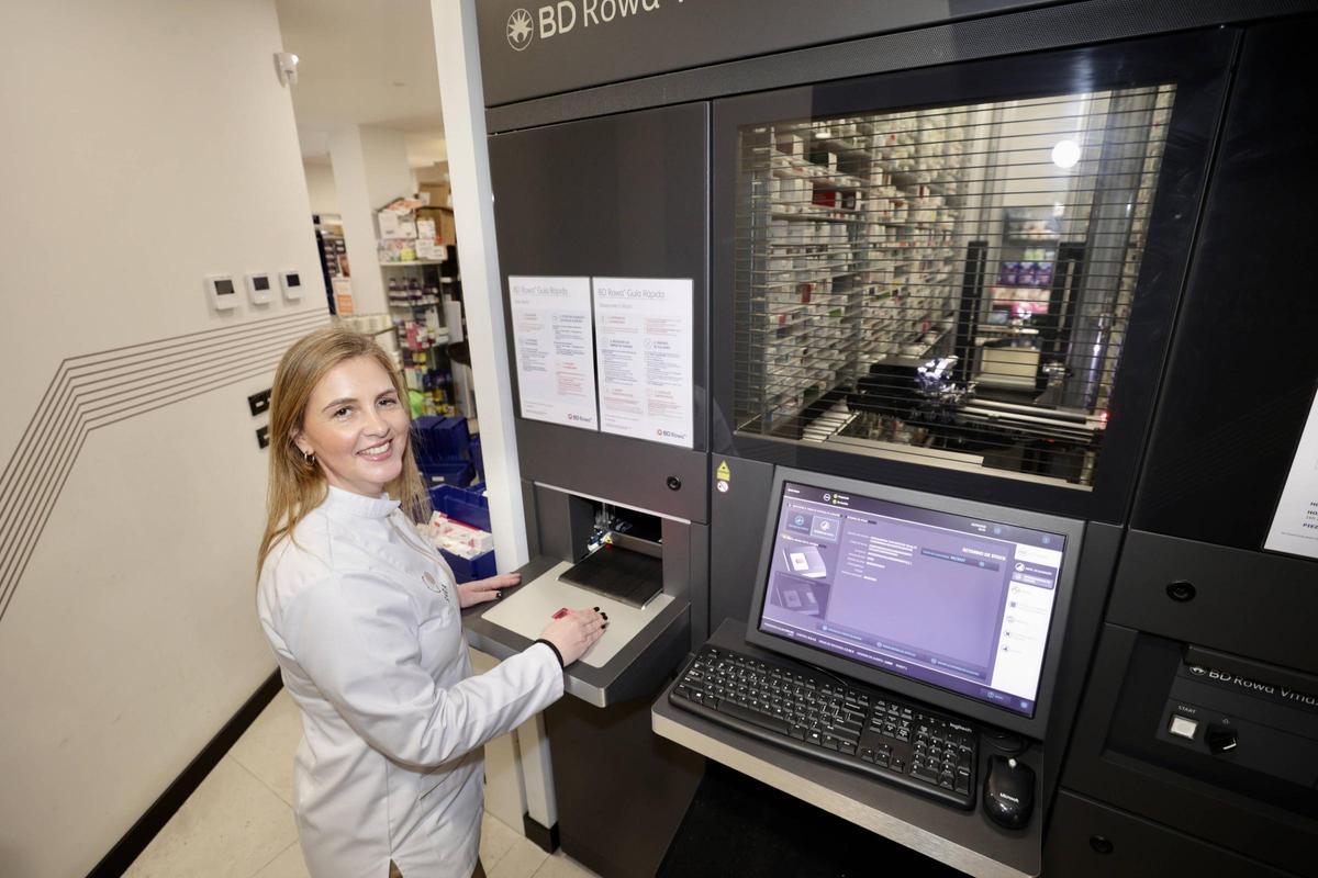 Sara González con el ordenador que utilizan para repartir las medicinas en los mostradores.