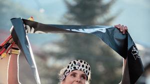 Marta Molist celebrando su victoria en la Salomon Ultra Pirineu
