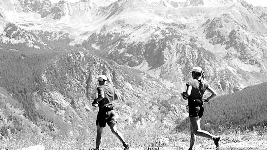 Dos participantes en la Transrockies, corriendo por las montañas de Colorado.