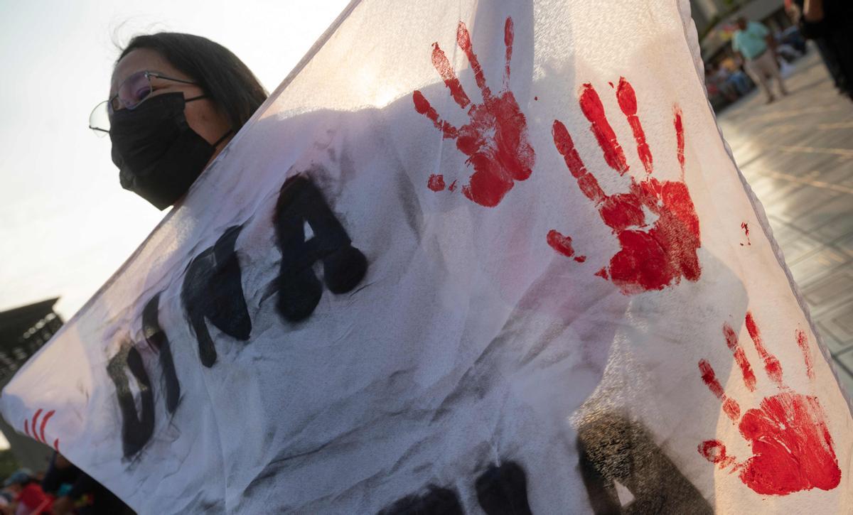 Una opositora al Gobierno de Dina Boluarte protesta frente al Palacio de Justicia de Lima.