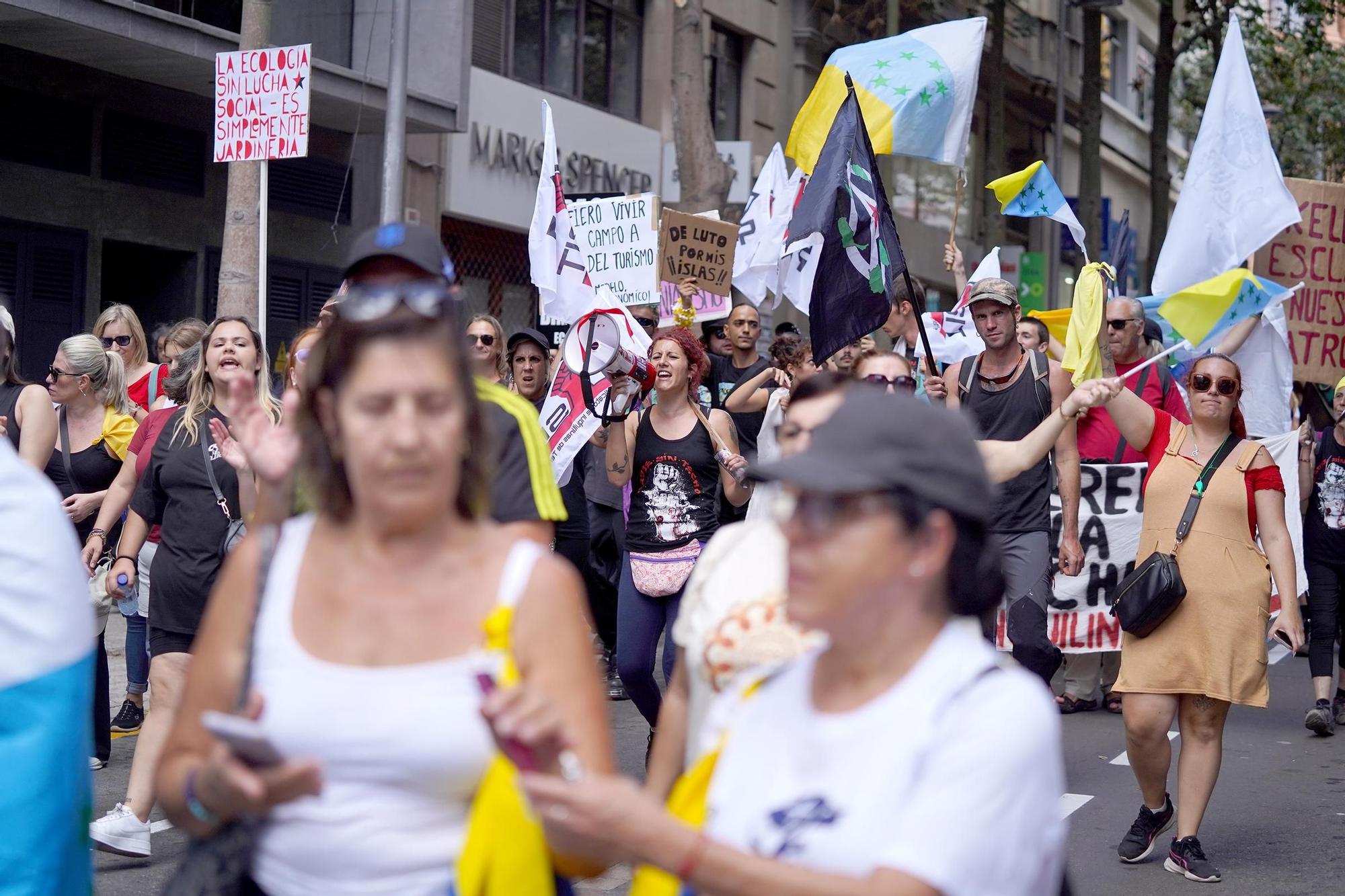 Zehntausende Menschen protestieren auf den Kanaren gegen den Massentourismus