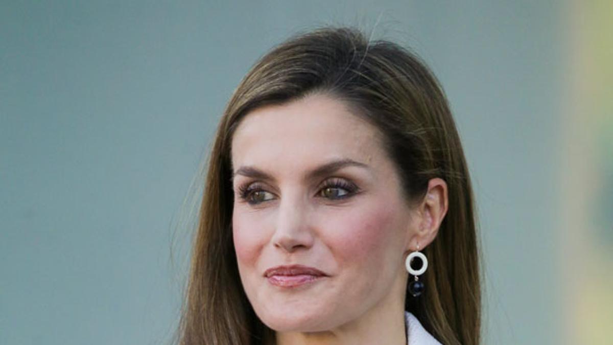 Detalle del look de Letizia Ortiz con maxi chaleco blanco y pendientes de plata