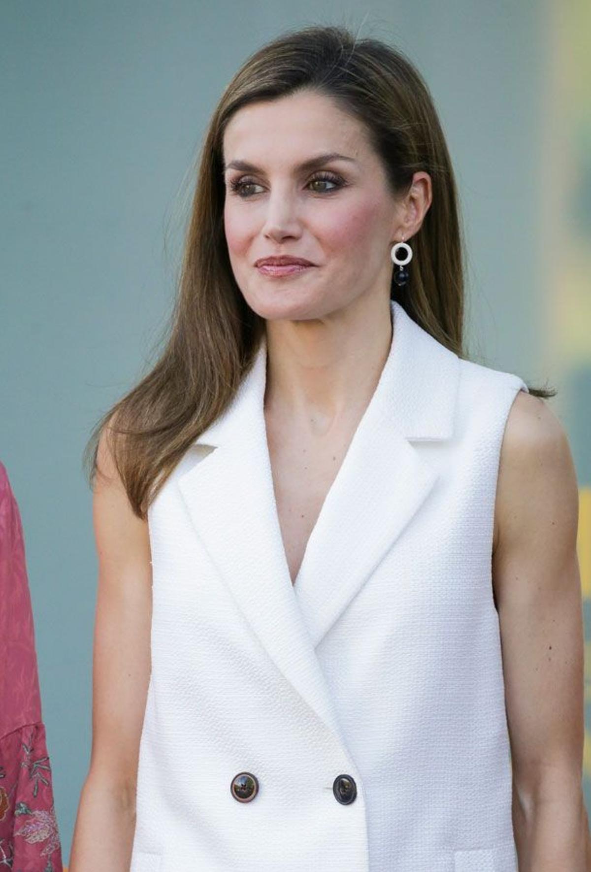 Detalle del look de Letizia Ortiz con maxi chaleco blanco y pendientes de plata