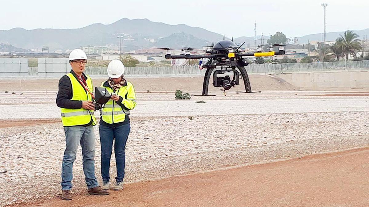 Dos de los pilotos de drones de Sando.