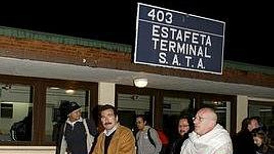 Algunos de los 62 turistas que quedaron atrapados en Bangkok debido a las protestas, a su llegada esta madrugada a la base aérea de Torrejón de Ardoz, a bordo del primero de los aviones fletados por el Gobierno .