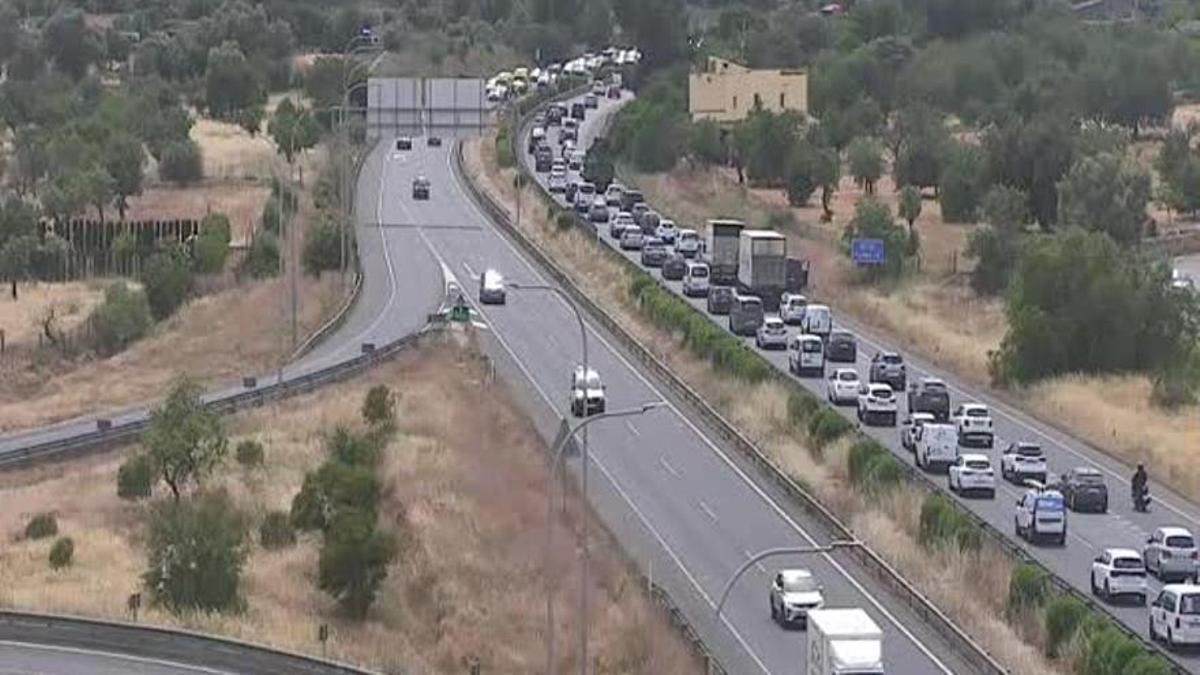 Der Verkehr staute sich in beide Richtungen.