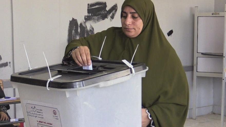 Una mujer egipcia ejerce su derecho al voto.