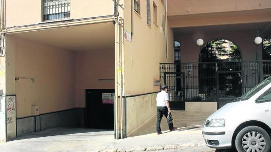 El aparcamiento está situado en el subsuelo del gran edificio de la calle El Camí, 40.