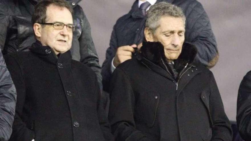 Abel Caballero y Carlos Mouriño ayer en el palco de Balaídos durante el partido contra el Lieja. // J. Lores