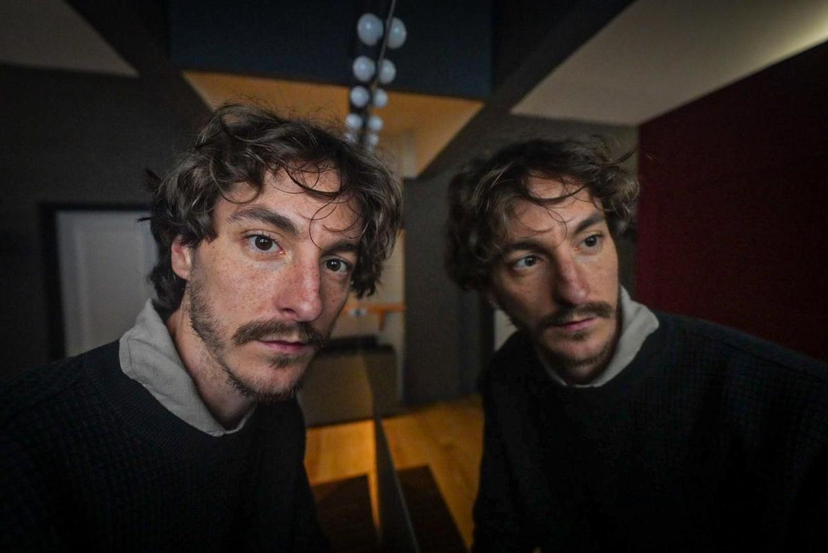 El actor Esteban Kukuriczka ('La sociedad de la nieve') antes de su conferencia en el Espai Philae de Barcelona.