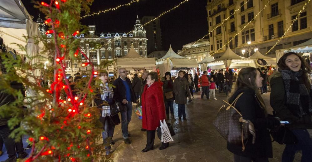 Día de compras navideñas en Oviedo y Gijón