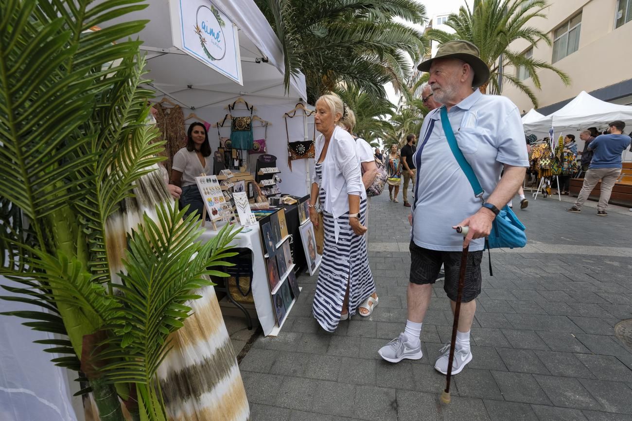 Cruceristas y feria comercial en Santa Catalina