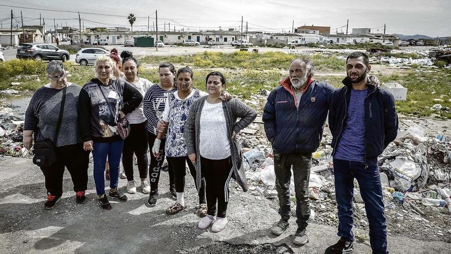 Un grupo de afectados por los inminentes desalojos, ayer en la entrada al poblado de Son Banya.