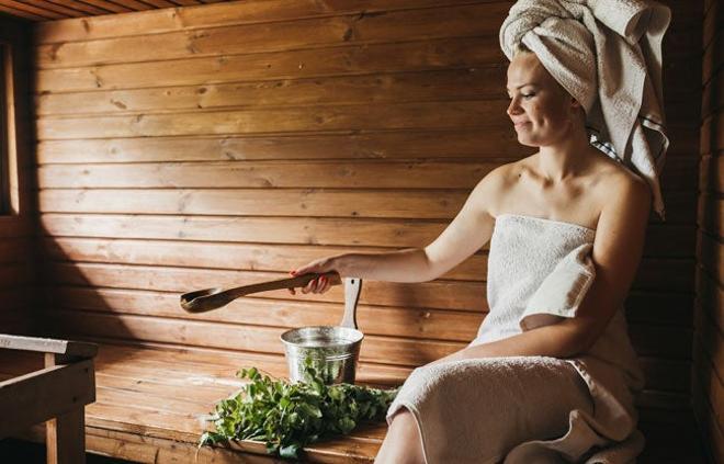 Una mujer disfruta de una sauna finlandesa.