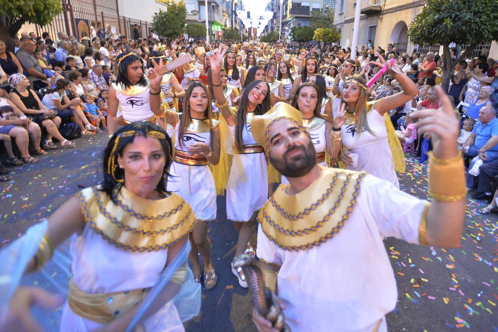 El popular desfile de la Gran Charanga en Elche reúne a más de 4.500 participantes