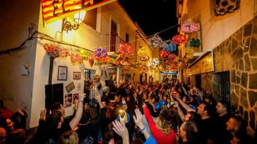 Ambiente nocturno en una de las calles del barrio del Calvari, el más concurrido de peñas, durante estas Fiestas.