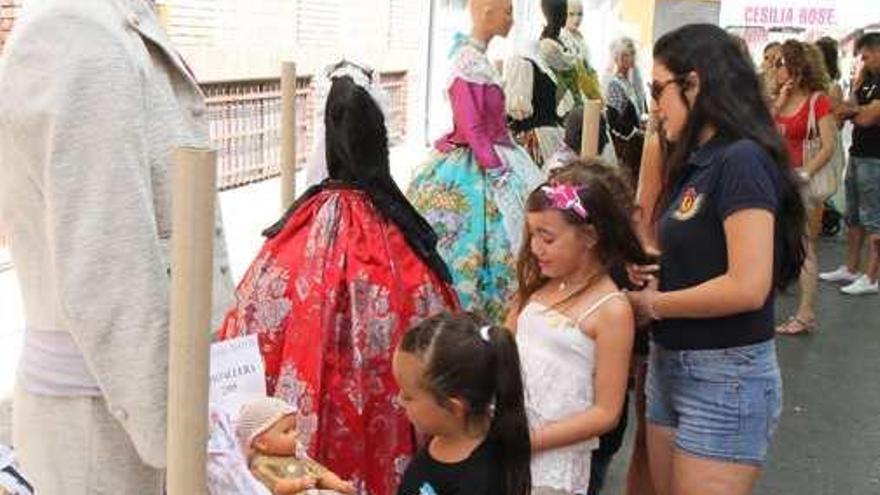 La falla &quot;El Huerto&quot; organiza en la calle una exposición de trajes