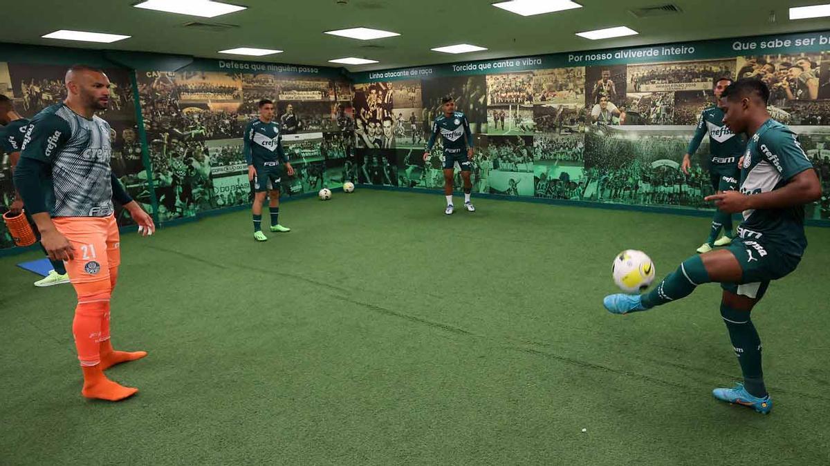 Endrick en el calentamiento previo del Palmeiras-Santos