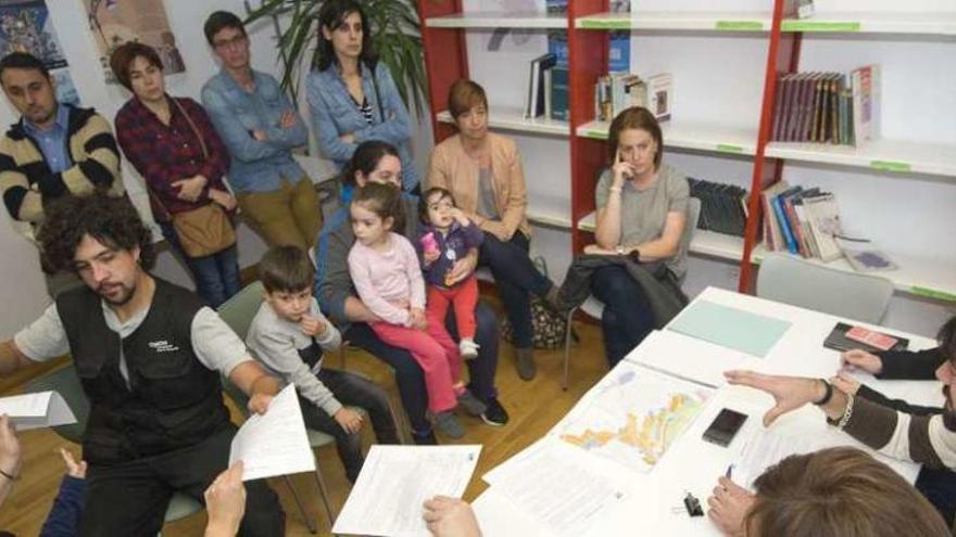 Reunión de la asociación de vecinos de Novo Mesoiro, ayer.