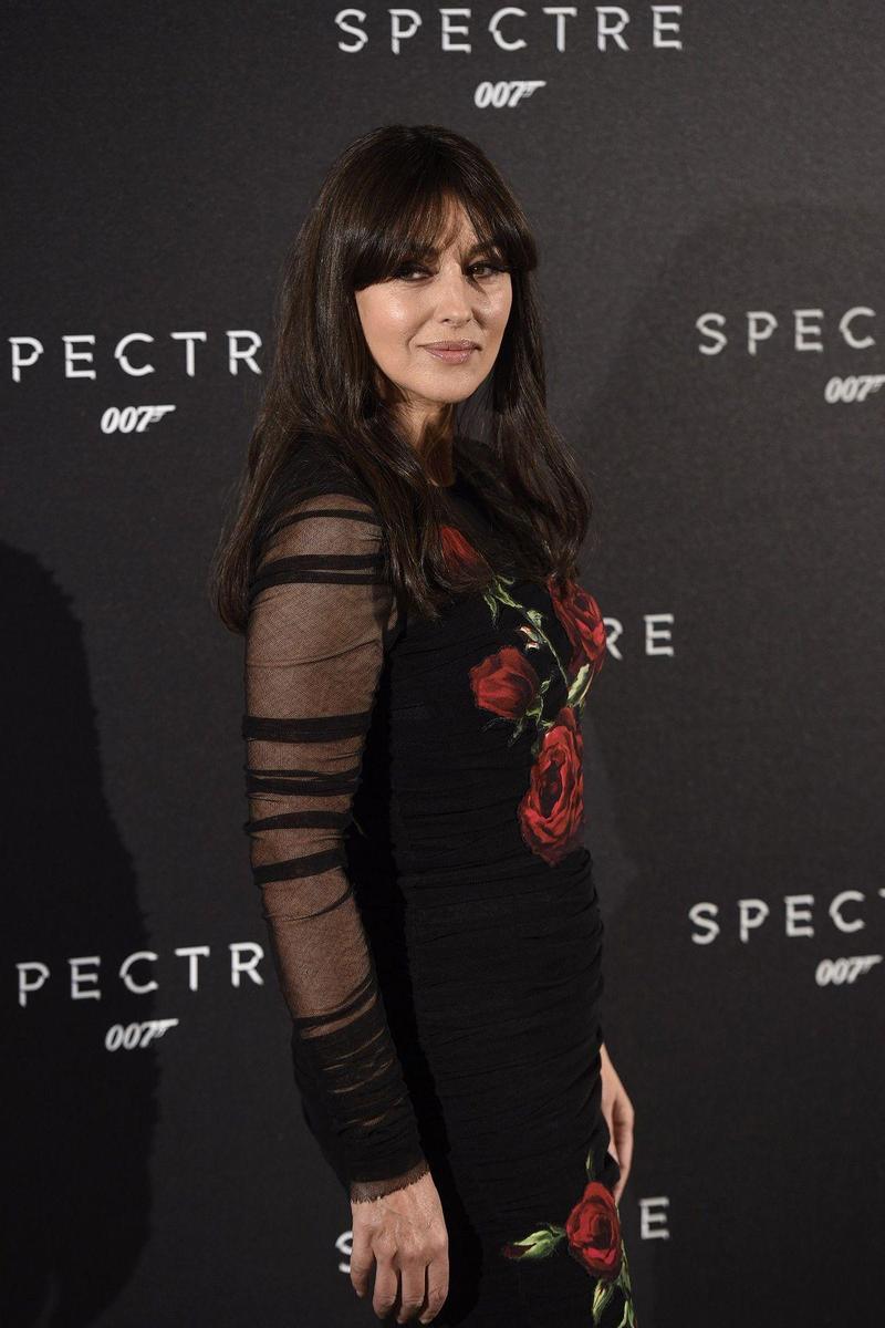 Monica Bellucci con flequillo y melena suelta en el estreno de Spectre