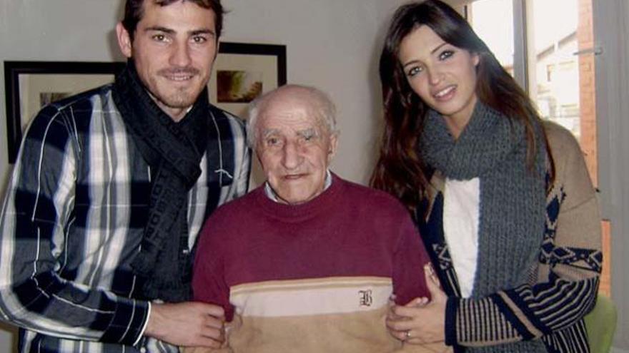 Iker Casillas, y su novia, la periodista Sara Carbonero, junto a Mariano Fernández, el abuelo materno del guardameta.