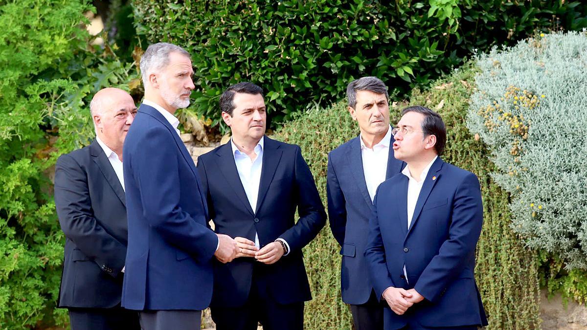 Felipe VI junto a José María Bellido en la visita del rey de Jordania a Córdoba en junio de 2023.