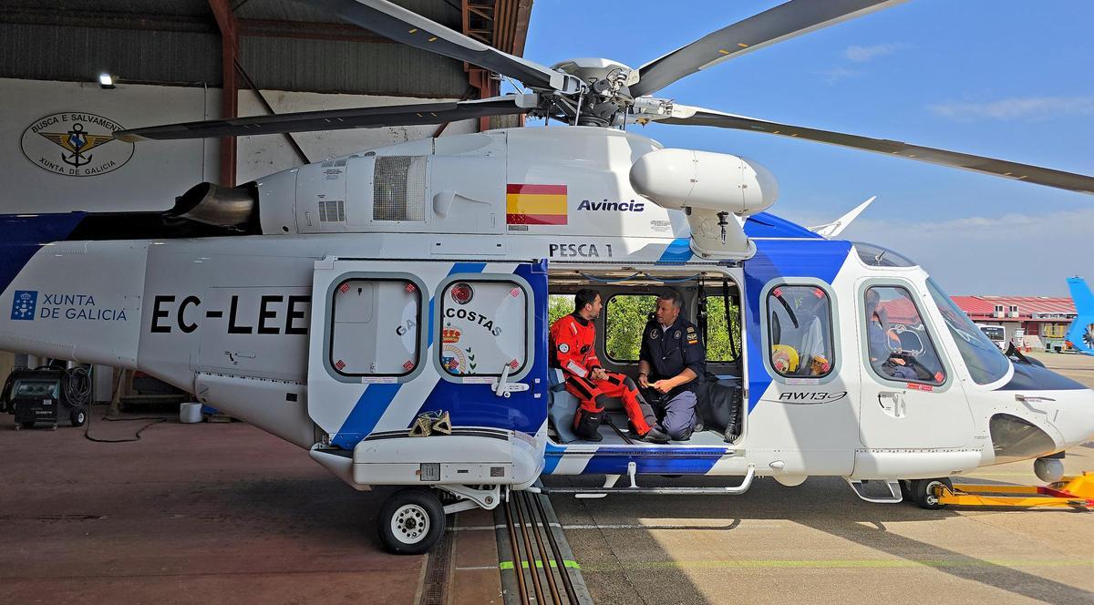 Un día en el «Pesca 1», el helicóptero de Gardacostas de Galicia