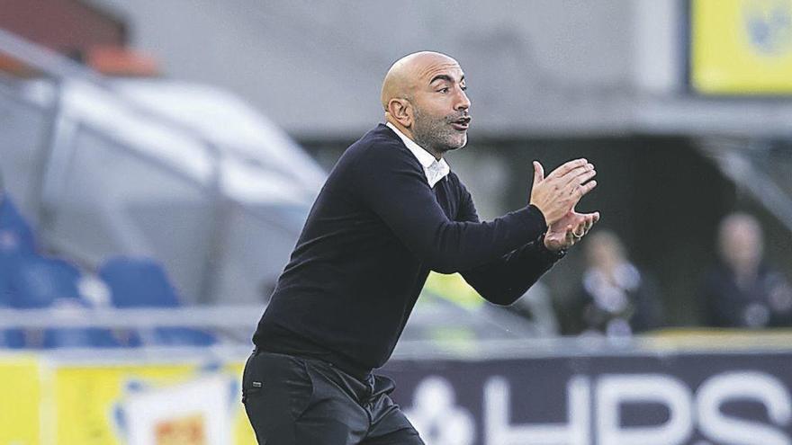 Abelardo, gesticulando durante el partido de ayer.