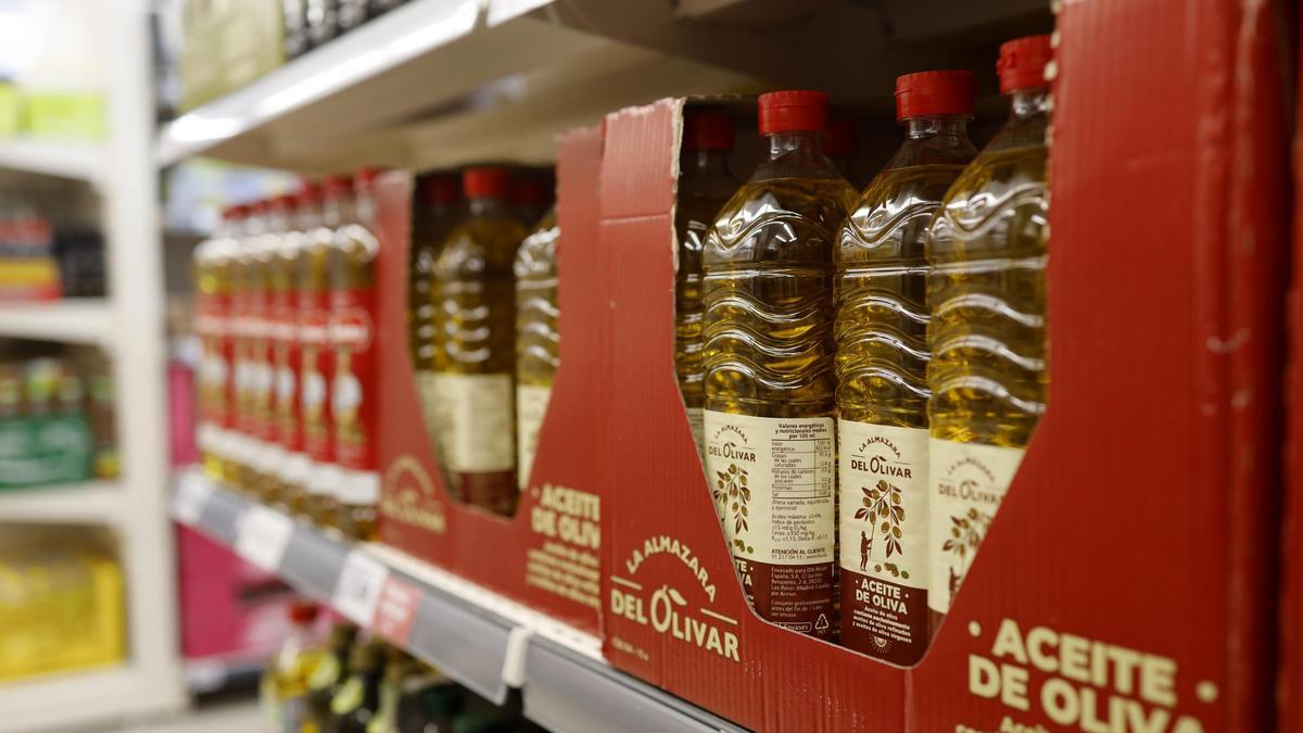 Botellas de aceite de oliva en el supermercado