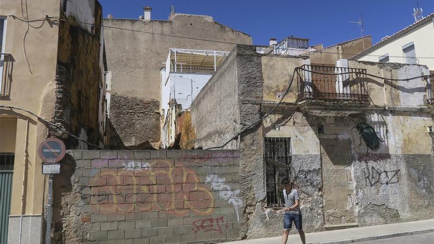 Los vecinos de la calle Margallo de Cáceres denuncian el deterioro de la zona