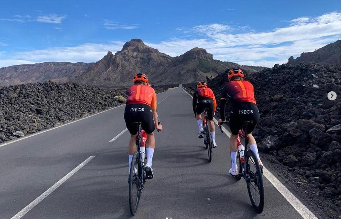 Varios ciclistas del Ineos en el Paque Nacional del Teide