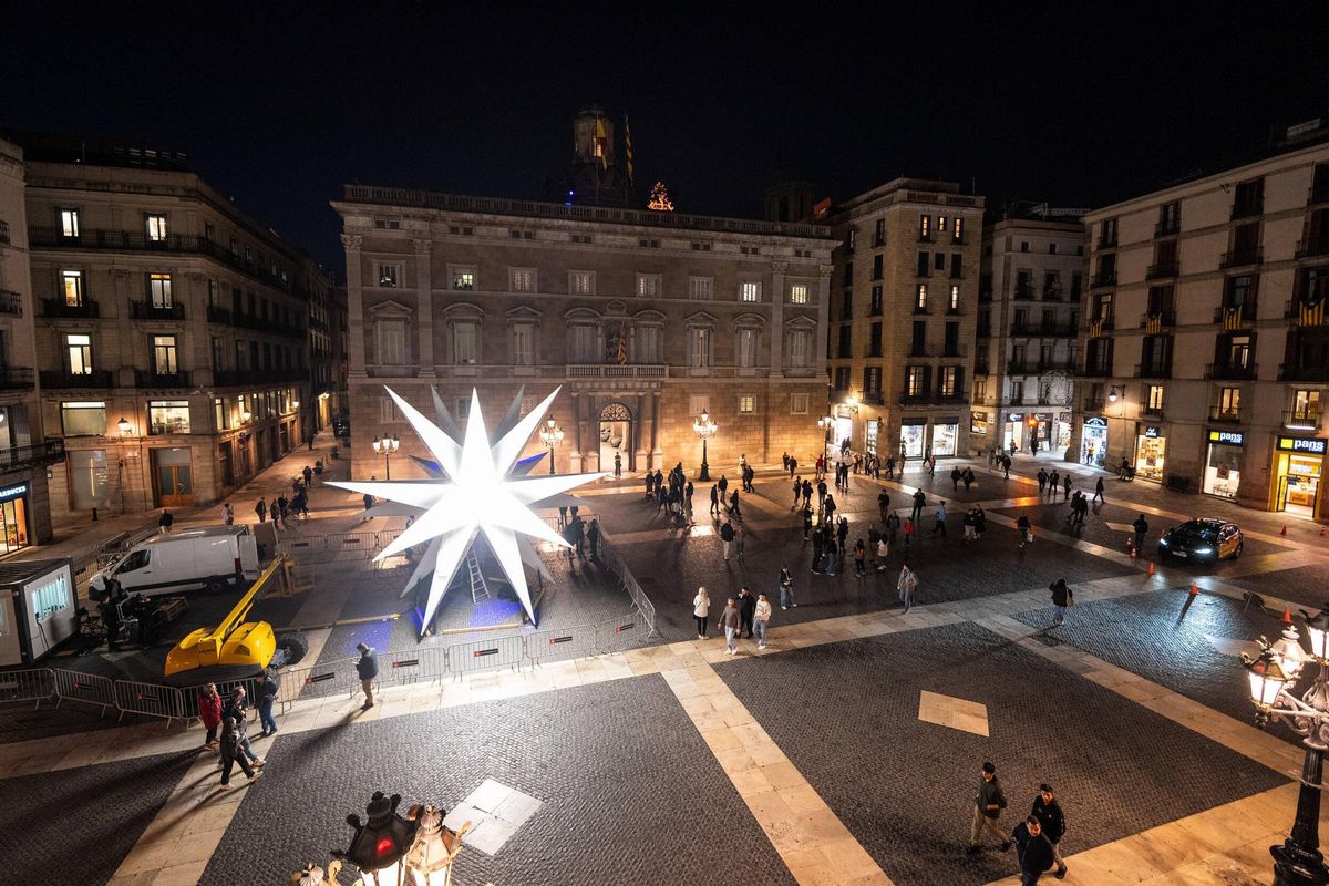 La estrella de Nadal ja ilumina la plaça Sant Jaume. Una gran estrella de luz de 20 puntas iluminará la plaza de Sant Jaume esta Navidad