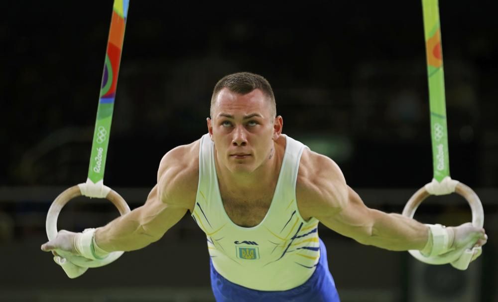 Igor Radivilov de Ucrania compite en la final de anillas.